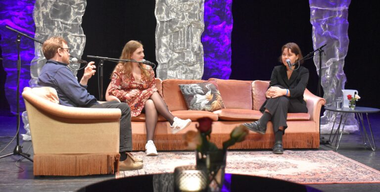 Forfattarar Kenneth Moe, Kjersti Halvorsen og Runa Skjeldal i sofa på scena under