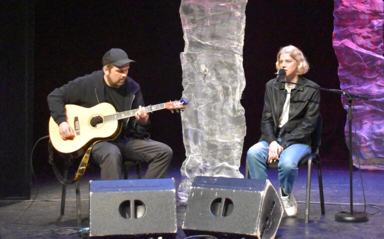 Gitarist Marius Schei Johansen og sanger Anne Fagermo på scena i storsalen i Gullbring