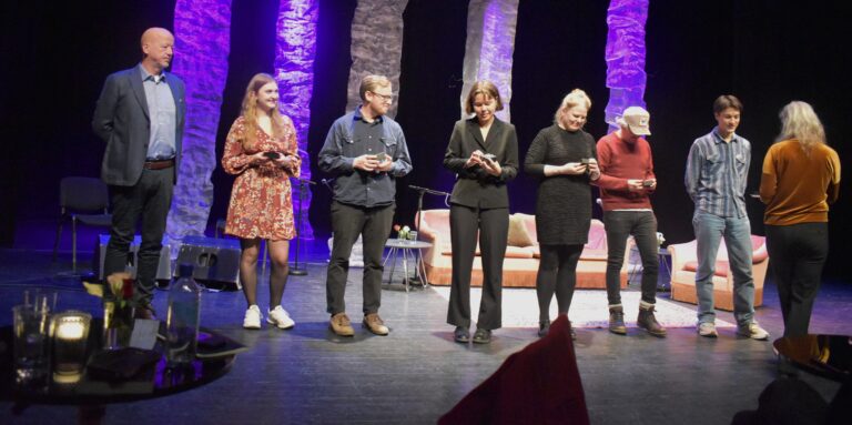 Vidar Sundstøl, Kjersti Halvorsen, Kenneth Moe, Runa Skjeldal, Victoria Kielland, Pedro Carmona-Alvarez, Benjamin Andersen og Ingebjørg Nordbø i Storsalen.