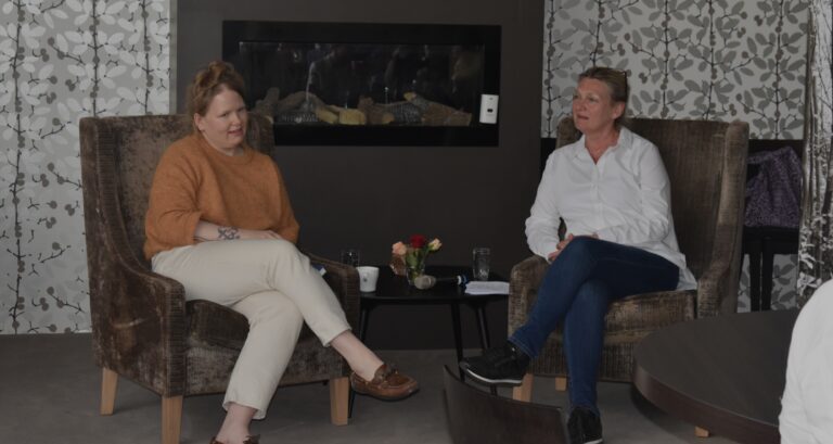 Forfattar Victoria Kielland og agent Gina Vinje på Bø hotell