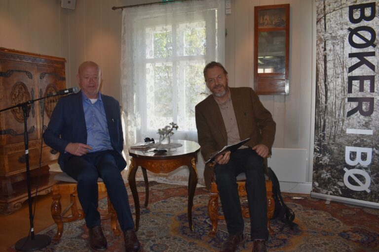 Forfattar Vidar Sundstøl (t.v.) og USN professor Peter Fjågesund på Prestegarden