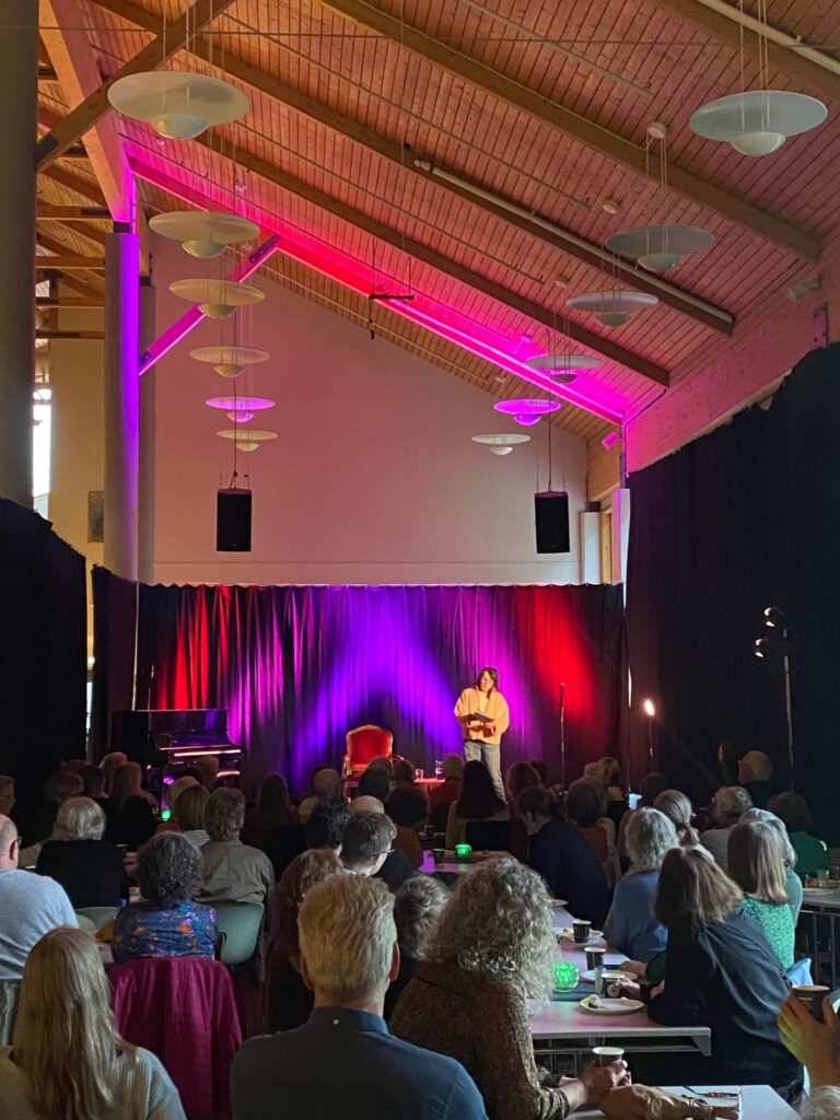 Foto av Vigdis Hjorth og publikum