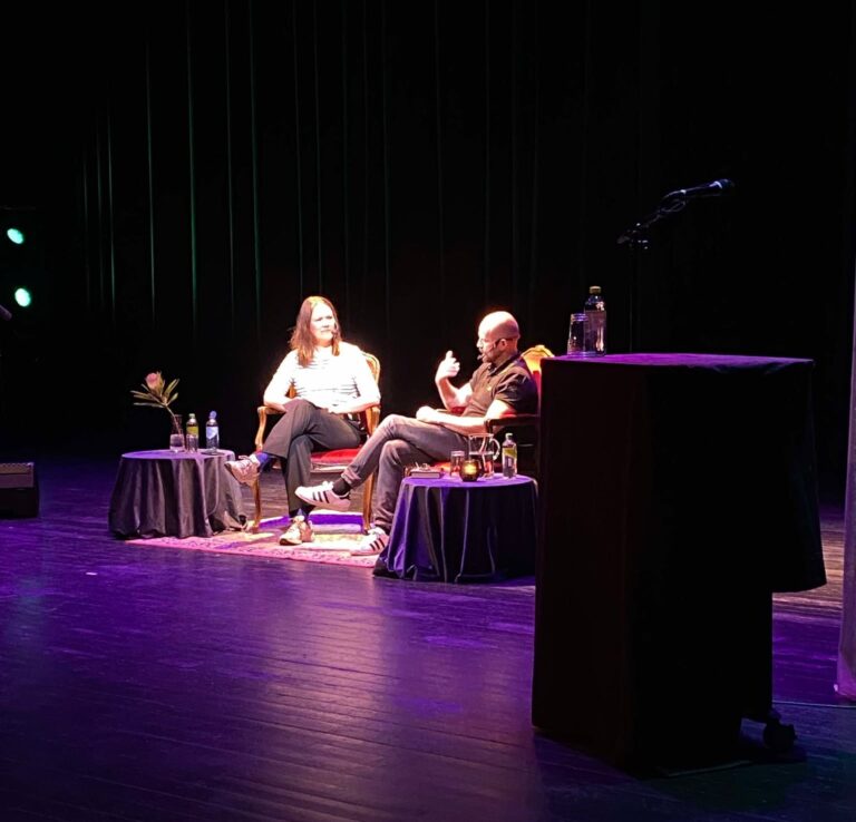 Foto av Marie Aubert og Kyrre Andreassen i samtale på scena i Storsalen