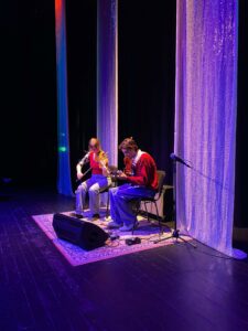 Foto av duoen Suigard på scena i Storsalen