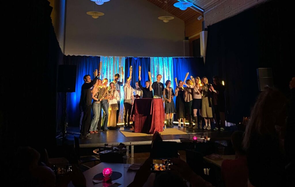 Foto av alle forfatterstudentene på scena i Framstugo