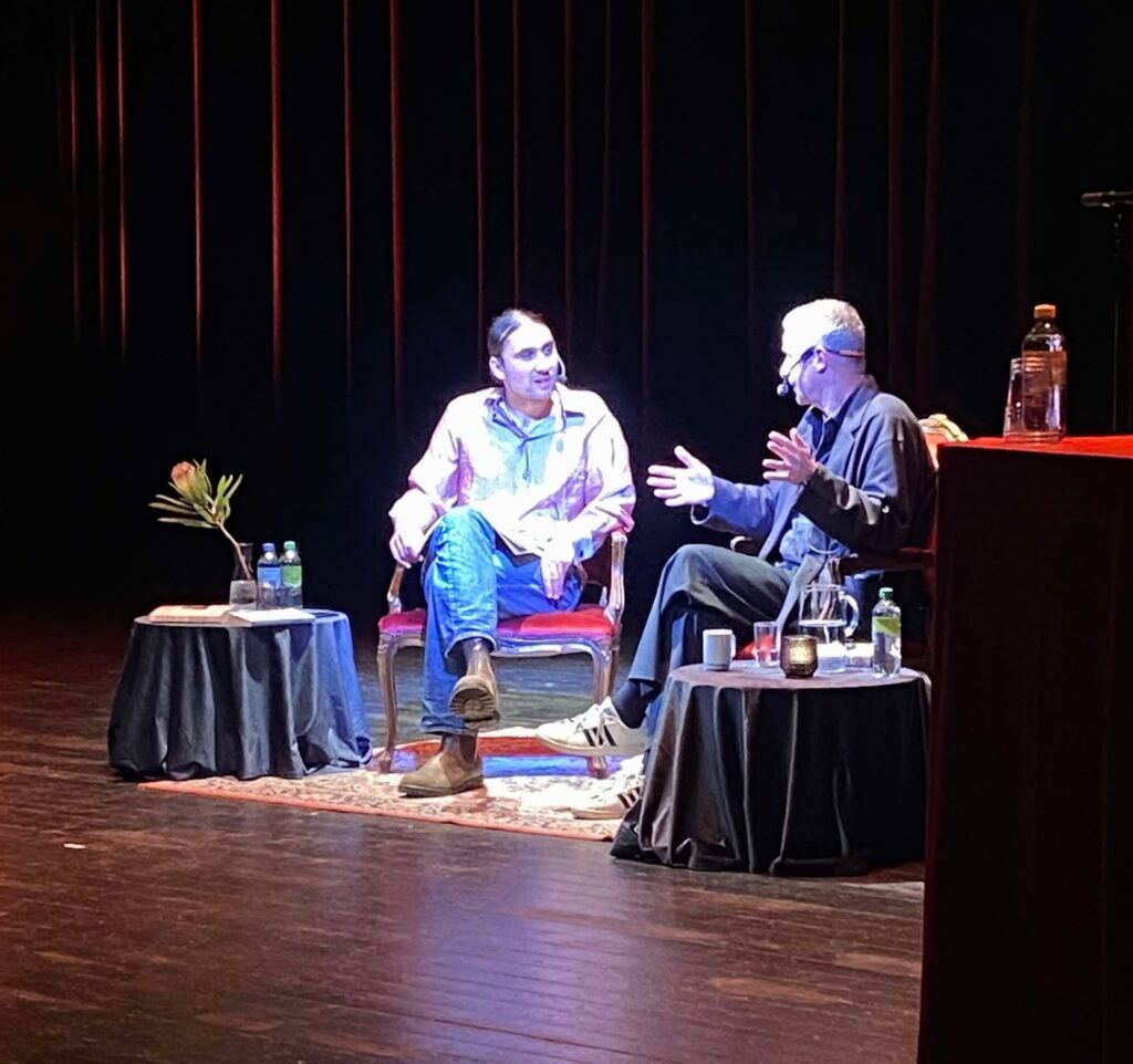 Niels Fredrik Dahl og Magnus Harding i samtale på scena i Storsalen