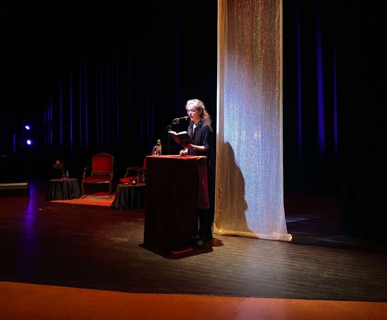 Foto av Maren Barlien som lever på scena i Storsalen