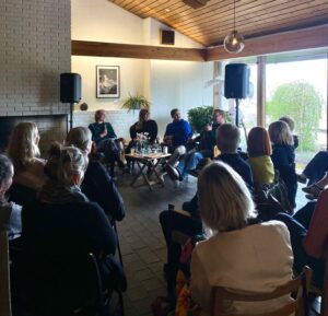 Foto av samtale deltakerne og publikum på Lifjell kunstsenter