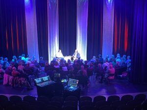 Foto av Stein Versto og Magnus Harding i samtale på scena i Storsalen